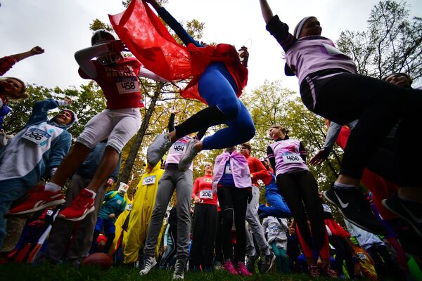 المشاركون في سباق للركض سباق خارق في حديقة موسكو سوكولنيكي بموسكو - سبوتنيك عربي
