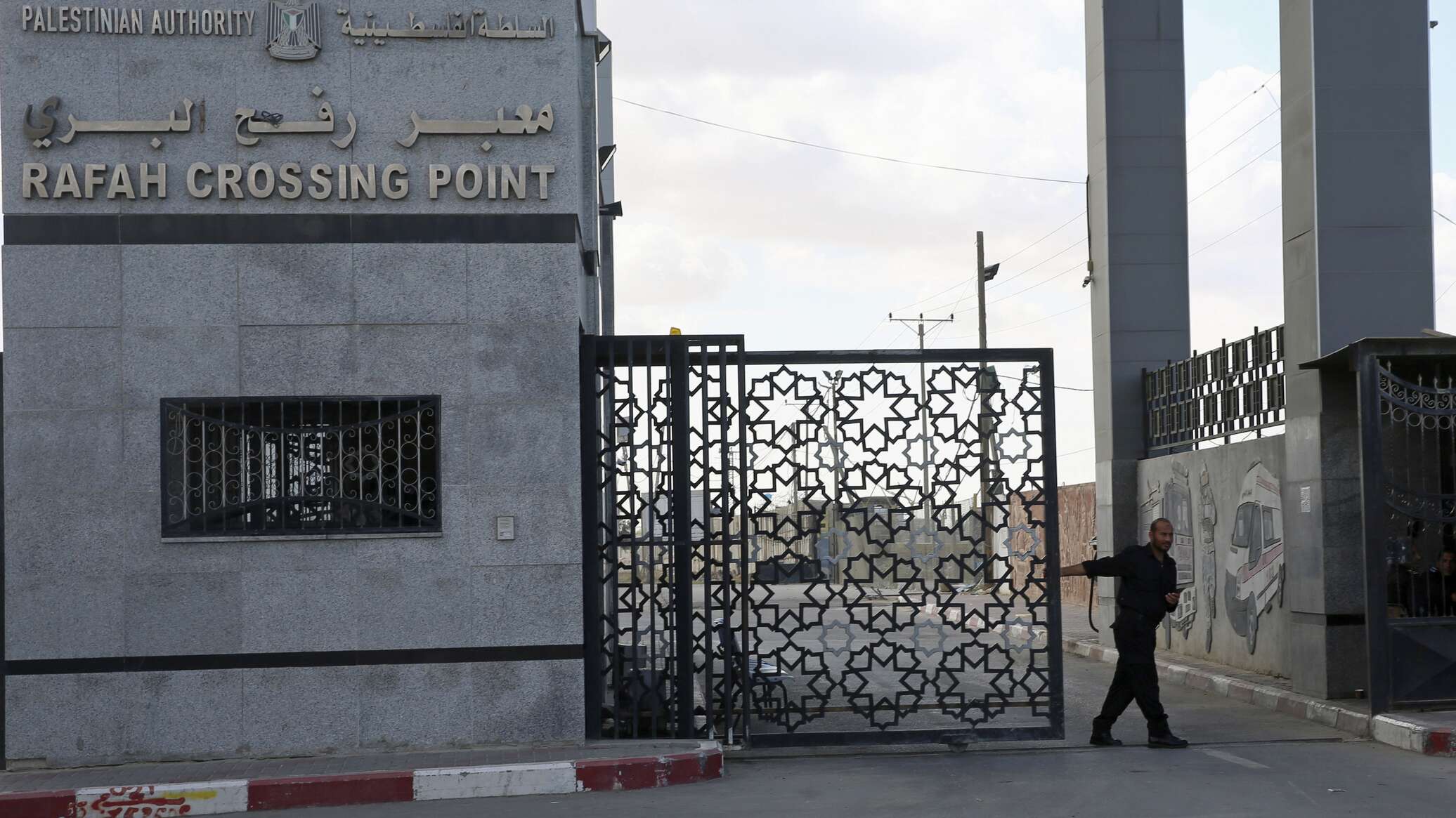محافظ شمال سيناء لـ "سبوتنيك": معبر رفح سيكون مفتوحا لاستقبال الجرحى الفلسطينيين إذا لزم الأمر