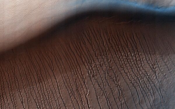 الأراضي المنخفضة على سطح كوكب المريخ، تسمى هيبلس بلانيتيا، وقطرها 2200 كم، وتعتبر أكبر حوض لأكثر الأراضي انخفاضا في النظام الشمسي. - سبوتنيك عربي