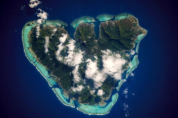 صورة لجزيرة موريا في بولينيزيا الفرنسية بالمحيط الهادئ من محطة الفضاء الدولية - سبوتنيك عربي
