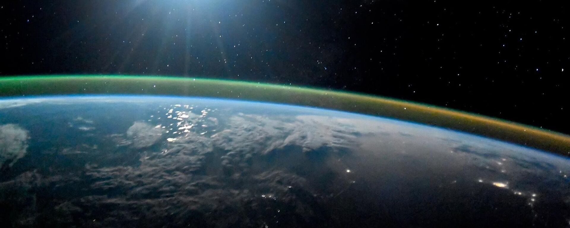 كوكب الأرض ليلا في ضوء القمر الشفق القطبي أورورا. 7 أكتوبر/ تشرين الأول 2017 - سبوتنيك عربي, 1920, 24.03.2021