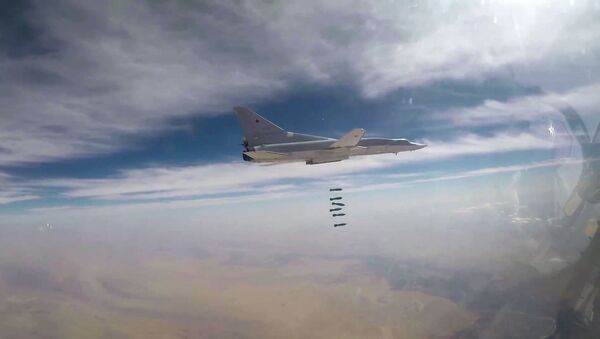 القوات الجوية الروسية تشن غارات على مواقع تنظيم داعش الإرهابي في دير الزور، سوريا، تو-22 إم3 - سبوتنيك عربي