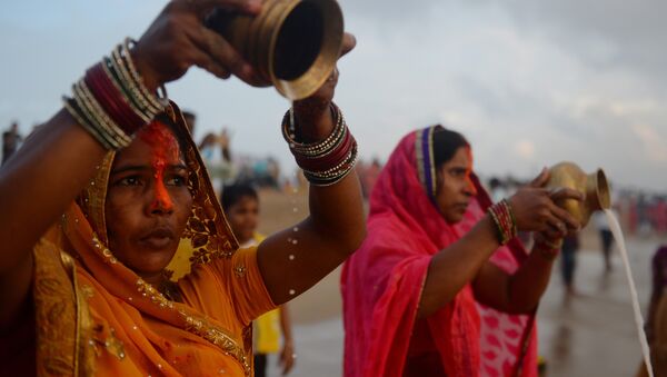 هنديات يتعبدون لسلة مهملات - سبوتنيك عربي