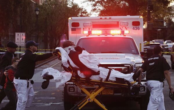 طاقم إسعاف يأخذ مصابا بعد حادث سير، نيويورك، الولايات المتحدة الأمريكية 31 أكتوبر/ تشرين الأول 2017 - سبوتنيك عربي