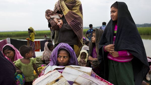 لاجئات الروهينغا، خلال انتظارهن لعبور الحدود من ميانمار إلى مخيم للاجئين في بنغلادش 2 نوفمبر/ تشرين الثاني 2017 - سبوتنيك عربي