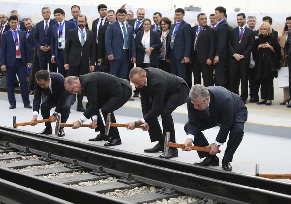 الرئيس التركي رجب طيب إردوغان والرئيس الأذربيجاني إلهام علييف ورئيس الوزراء الجورجي جيورجي كفيريكاشفيلي خلال مراسم افتتاح السكة الحديدية باكو-تبليسي-كارس في باكو، أذربيجان 30 أكتوبر/ تشرين الأول 2017 - سبوتنيك عربي