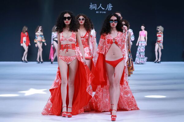 عرض أزياء أسبوع الموضة في بكين، الصين 29 أكتوبر/ تشرين الثاني 2017 - سبوتنيك عربي