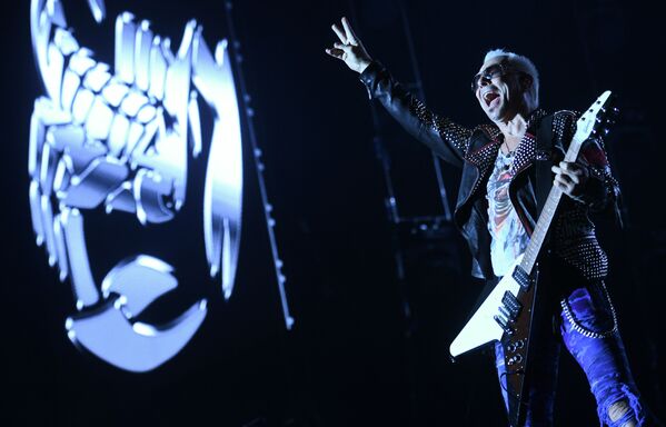 عازف الجيتار رودولف شينكر، عضو الفرقة الغنائية سكوربيونس (Scorpions )  خلال حفل في ملعب أولمبيسكي في موسكو - سبوتنيك عربي