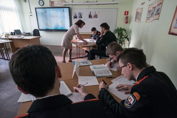 طالبات وطلاب مدرسة موسكو العسكرية رقم 2036 في موسكو - سبوتنيك عربي