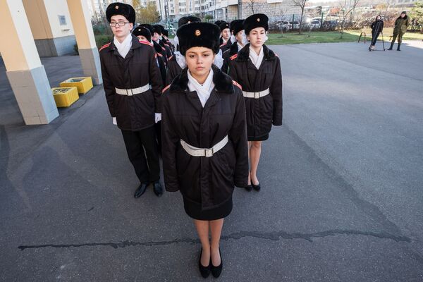 طالبات وطلاب مدرسة موسكو العسكرية رقم 2036 في موسكو - سبوتنيك عربي