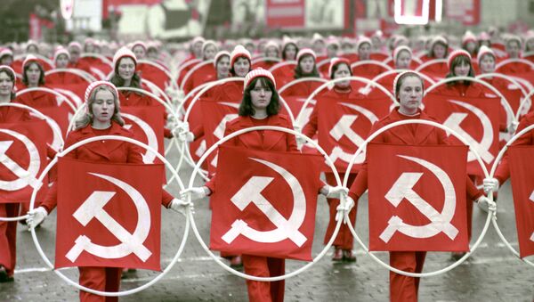 إحياء الذكرى الـ 58 لـ ثورة أكتوبر 1917 في الساحة الحمراء في موسكو عام 1975 - سبوتنيك عربي