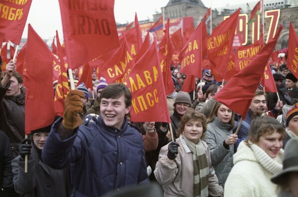 إحياء الذكرى الـ68  لـ ثورة أكتوبر 1917 في الساحة الحمراء في موسكو عام 1985 - سبوتنيك عربي