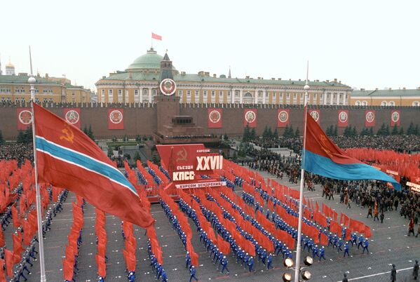 إحياء الذكرى الـ69  لـ ثورة أكتوبر 1917 في الساحة الحمراء في موسكو عام 1986 - سبوتنيك عربي