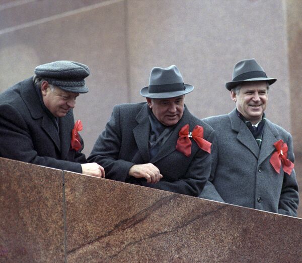 إحياء الذكرى الـ 72 لـ ثورة أكتوبر، 1917 -  الأمين العام للجنة المركزية للحزب الشيوعى ميخائيل غورباتشوف على منصة ضريح لينين على الساحة الحمراء في موسكو عام 1989 - سبوتنيك عربي