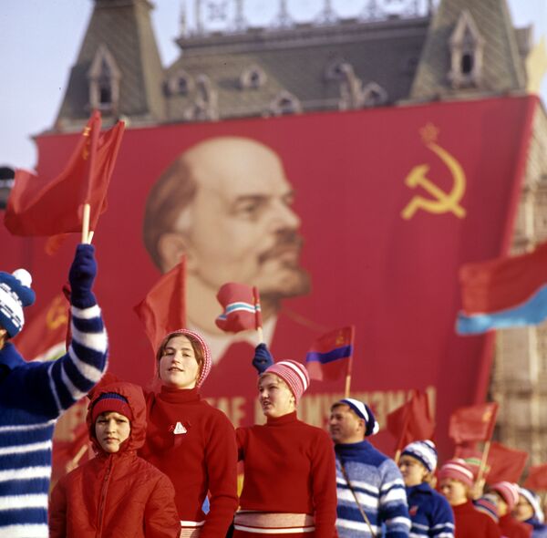 إحياء الذكرى الـ50 لـ ثورة أكتوبر 1917 في الساحة الحمراء في موسكو - سبوتنيك عربي