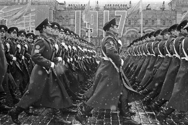 إحياء الذكرى الـ 54 لـ ثورة أكتوبر 1917 في الساحة الحمراء في موسكو عام 1971 - سبوتنيك عربي