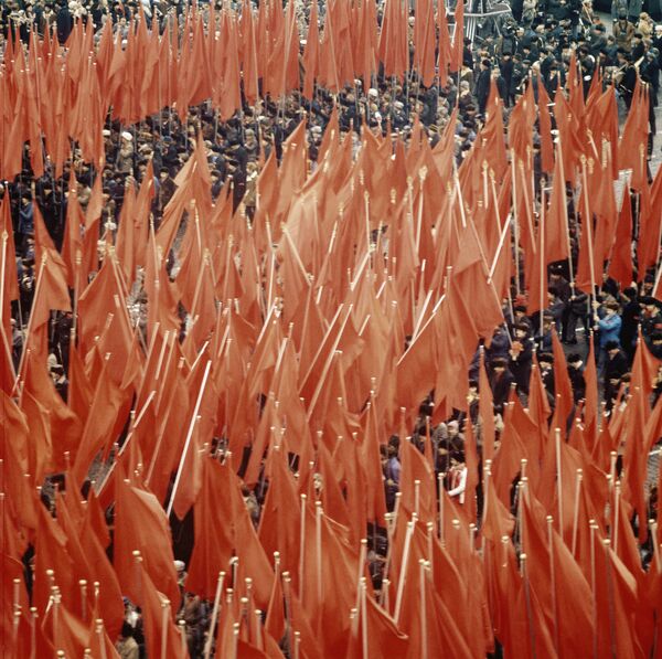 إحياء الذكرى الـ 59 لـ ثورة أكتوبر 1917 في الساحة الحمراء في موسكو عام 1976 - سبوتنيك عربي