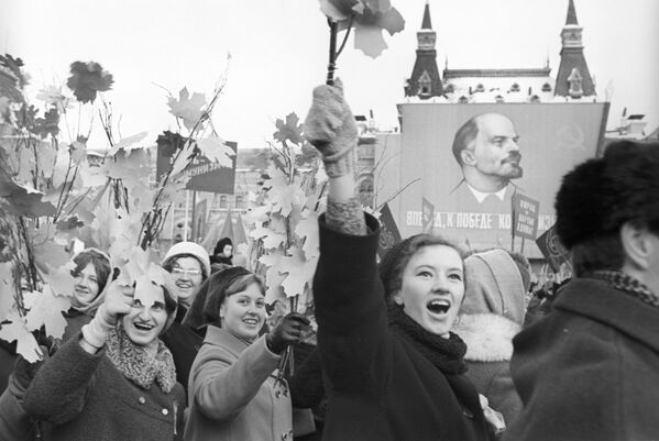 إحياء الذكرى الـ 52 لـ ثورة أكتوبر 1917 في الساحة الحمراء في موسكو عام 1969 - سبوتنيك عربي