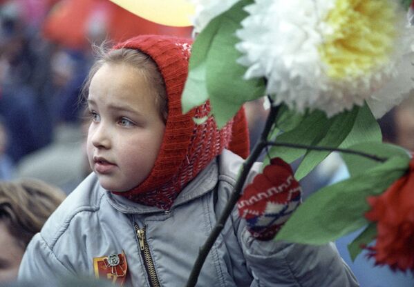 إحياء الذكرى الـ 72 لـ ثورة أكتوبر 1917 في  الساحة الحمراء في موسكو عام 1989 - سبوتنيك عربي