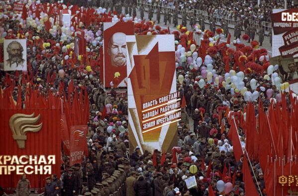 إحياء الذكرى الـ 72 لـ ثورة أكتوبر 1917 في الساحة الحمراء في موسكو عام 1989 - سبوتنيك عربي