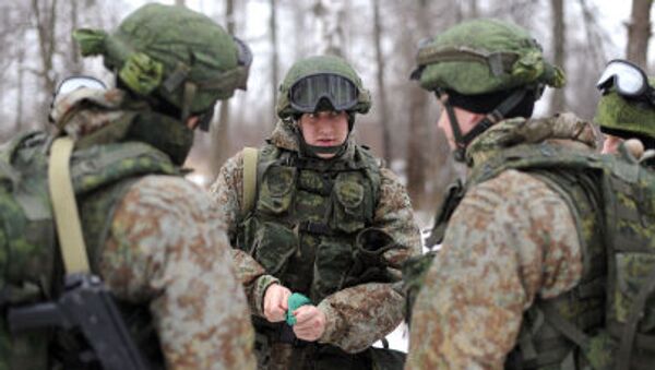 عسكريون يحملون طقم تجهيزات الجندي راتنيك - سبوتنيك عربي
