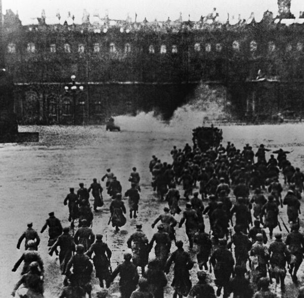 ثورة أكتوبر عام 1917 - اقتحام القصر الشتوي في 25 أكتوبر/ تشرين الأول عام 1917 (حسب التقويم القديم). الصورة من فيلم وثائقي أوكتيابر (أكتوبر)، تم تصويره عام 1927 - سبوتنيك عربي