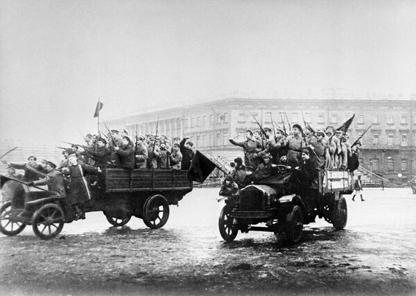 ثورة أكتوبر عام 1917 - مجموعات من الجنود والبحارة المسلحين تتوجه صوب القصر الشتوي (أيام أكتوبر حسب التقويم القديم) - سبوتنيك عربي