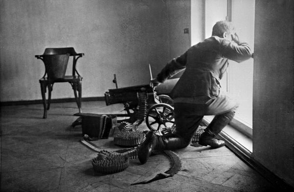 ثورة أكتوبر عام 1917 - جندي يدافع بالمدفعية الثقيلة عن القصر الشتوي خلال أيام أكتوبر (نوفمبر حسب التقويم الجديد) عام 1917 - سبوتنيك عربي
