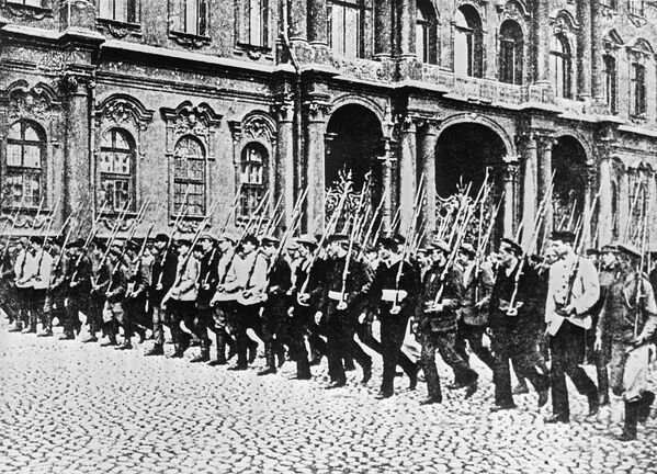 ثورة أكتوبر عام 1917 - مجموعة من الحرس الأحمر في إحدى شوارع بتروغراد عام 1917. الصورة من الأرشيف المركزي للاتحاد السوفيتي - سبوتنيك عربي