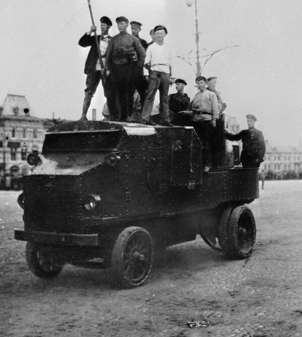 ثورة أكتوبر عام 1917 - أحداث ثورية، عمال على متن مركبة مدرعة على الساحة الحمراء في موسكو، 1917 - سبوتنيك عربي