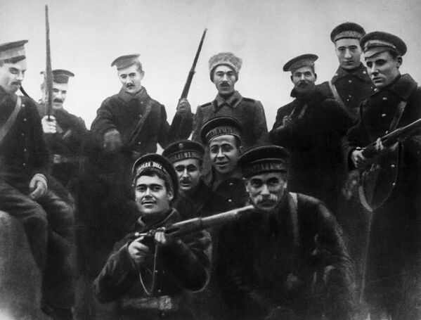 ثورة أكتوبر عام 1917 - بحارة أسطول بحر البلطيق المشاركين في اقتحام القصر الشتوي  في بتروغراد - سبوتنيك عربي