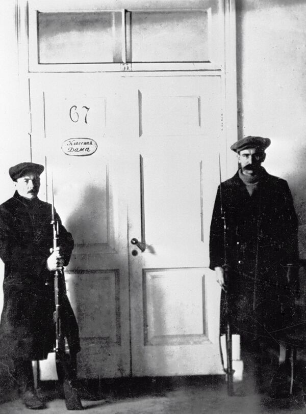 ثورة أكتوبر عام 1917 - حرس مكتب فلاديمير لينين في سمولني، بتروغراد عام 1917 - سبوتنيك عربي
