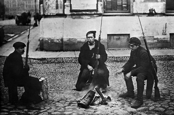 ثورة أكتوبر عام 1917 - الحرس الأحمر يجلسون أمام النار للتدفئة في إحدى شوارع بتروغراد - سبوتنيك عربي