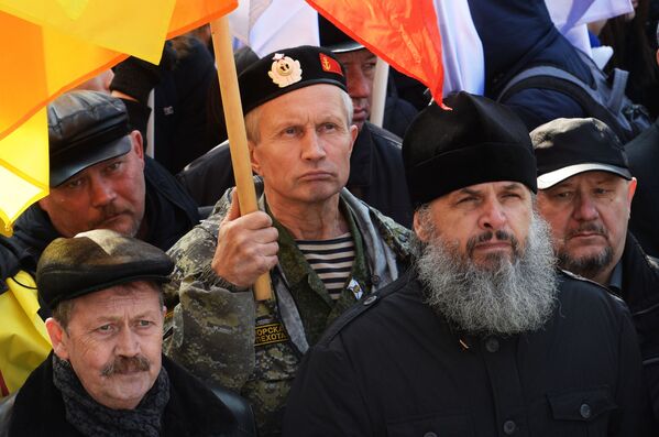 المشاركون في الحفل التكريمي ليوم الوحدة الوطنية على واجهة السفن في فلاديفوستوك، روسيا - سبوتنيك عربي