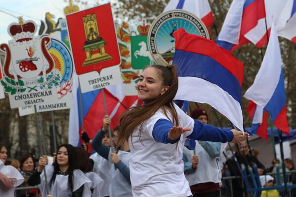 المشاركون في الاحتفال بيوم الوحدة الوطنية في سيمفيروبول، روسيا - سبوتنيك عربي