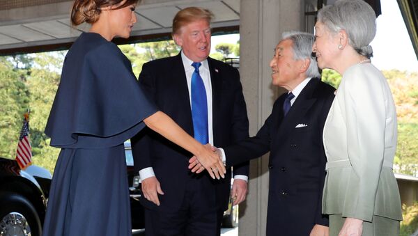 إمبراطور اليابان و عقيلته في إستقبال ترامب و زوجته - سبوتنيك عربي