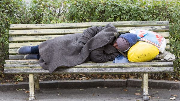 فقير ينام في الحديقة - سبوتنيك عربي