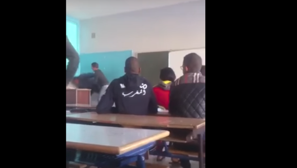 بالفيديو...طالب يعتدي بعنف شديد على أستاذه في المغرب - سبوتنيك عربي