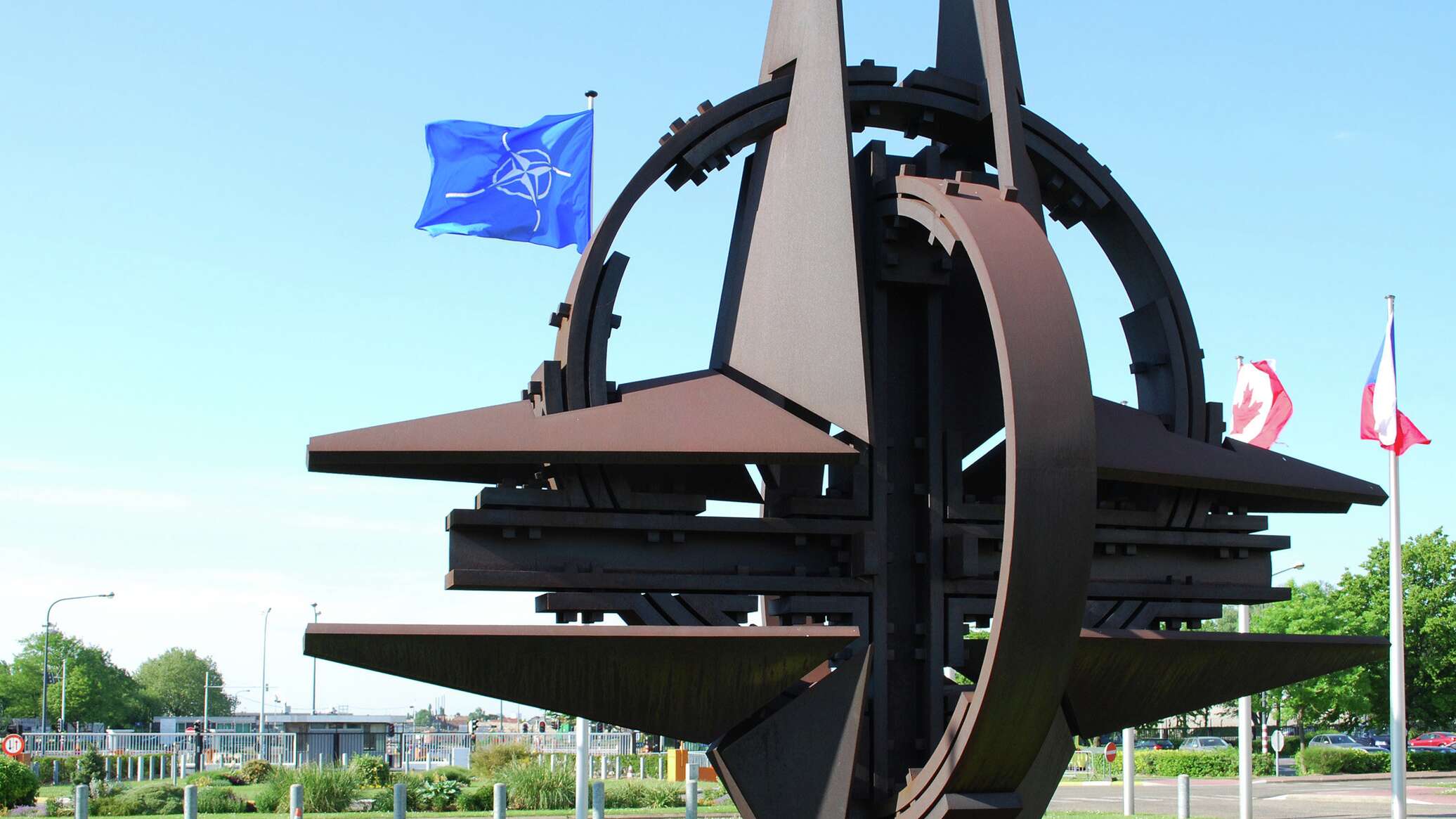 الناتو يؤكد إعطاء الأولوية لتقديم الدعم العسكري إلى أوكرانيا
