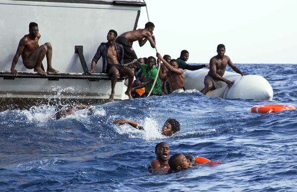 خفر السواحل الليبي لإنقاذ المهاجرين الذين غرق قاربهم في البحر الأبيض المتوسط، 6 نوفمبر/ تشرين الثاني 2017 - سبوتنيك عربي