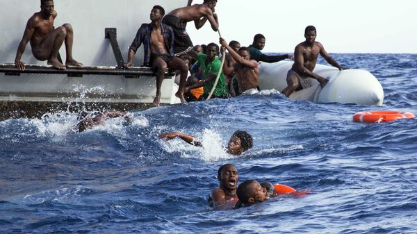 خفر السواحل الليبي لإنقاذ المهاجرين الذين غرق قاربهم في البحر الأبيض المتوسط، 6 نوفمبر/ تشرين الثاني 2017 - سبوتنيك عربي