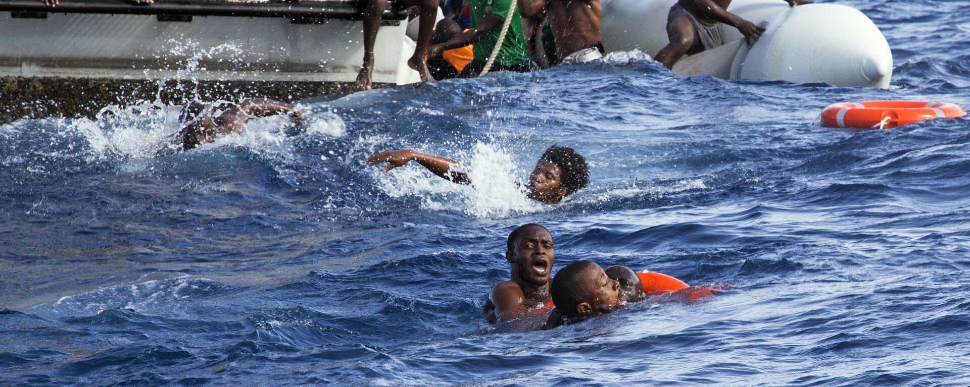 خفر السواحل الليبي لإنقاذ المهاجرين الذين غرق قاربهم في البحر الأبيض المتوسط، 6 نوفمبر/ تشرين الثاني 2017 - سبوتنيك عربي, 1920, 13.11.2020