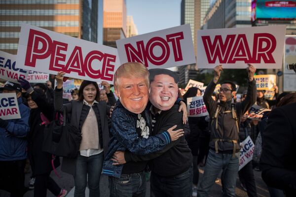 متظاهران يرتديان زيا للزعيم الكوري الشمالي كيم جونغ أون والرئيس الأميركي دونالد ترامب خلال مسيرة السلام قبيل زيارة الرئيس دونالد ترامب إلى سيؤول، كوريا الجنوبية في 5 نوفمبر/ تشرين الثاني 2017 - سبوتنيك عربي
