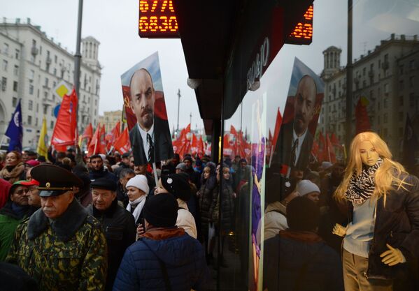 مشاركون في فعالية نظمها الحزب الشيوعي في موسكو، خلال إحياء الذكرى الـ 100 عام لـ ثورة أكتوبر 1917 (الثورة البلشفية) - سبوتنيك عربي