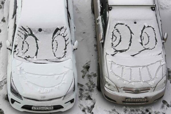 Рожицы на занесенных снегом лобовых стеклах автомобилей в Красноярске - سبوتنيك عربي