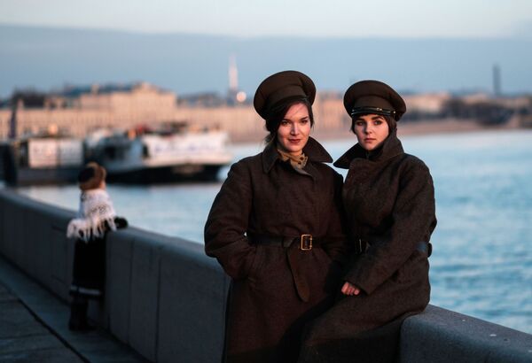 فتيات مشاركات في فعالية محاكاة أحداث بيتروغراد 1917، وذلك بمناسبة مرور 100 عام على ثورة أكتوبر عام 1917، في مدينة سان بطرسبورغ، روسيا - سبوتنيك عربي