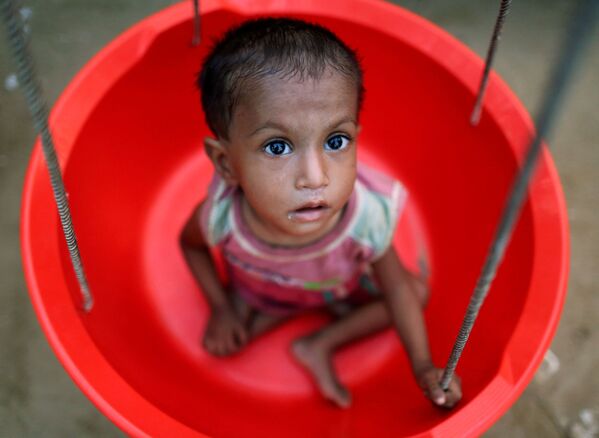 توزين طفلة صغيرة من لاجئي الروهينغيا في مركز العلاج والتغذية الطارئة في مخيم بالوخالي للاجئين بالقرب من بازار كوكس، بنغلاديش 8 نوفمبر/ تشرين الثاني 2017 - سبوتنيك عربي