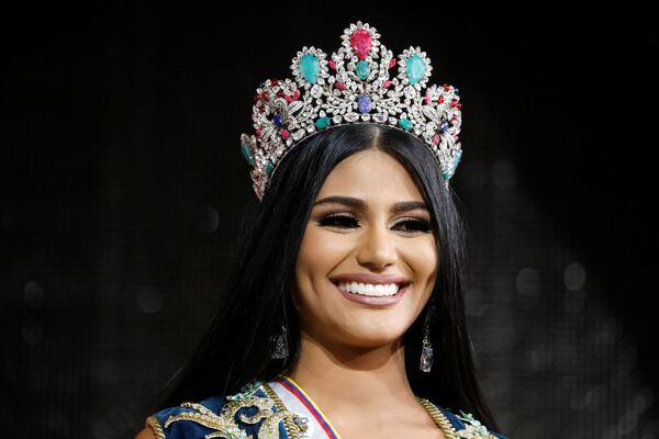 ملكة جمال دلتا أماكورو، ستيفاني غوتيريز، بعد أن فازت بلقب ملكة جمال فنزويلا  لعام 2017 في كراكاس - سبوتنيك عربي