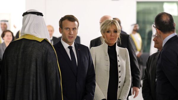 الرئيس الفرنسي إيمانويل ماكرون وزوجته في متحف اللوفر في أبوظبي - سبوتنيك عربي