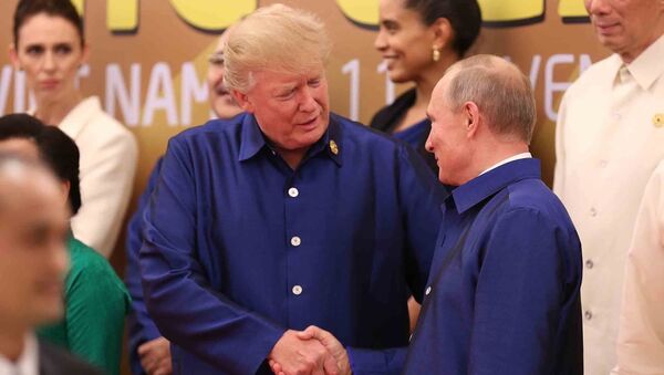 تبادل الرئيسان الروسي فلاديمير بوتين والأمريكي دونالد ترامب، التحية وتصافحا خلال قمة إبيك في فيتنام - سبوتنيك عربي
